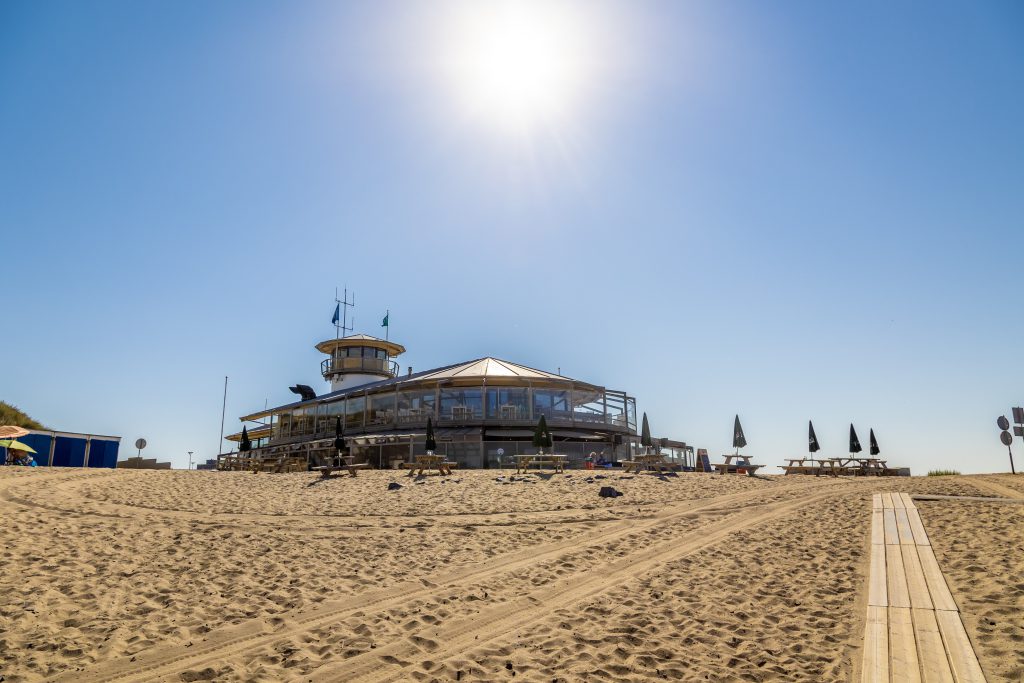 Strandzicht strandpaviljoen Panta Rhei in Vlissingen